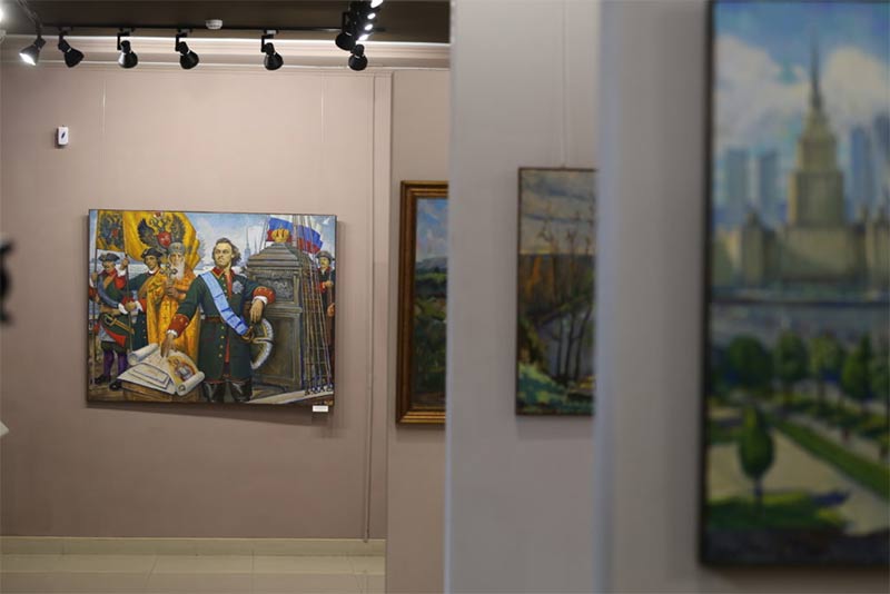 Художник Петр Стронский посетил Геленджик, в музее открыта выставка его работ